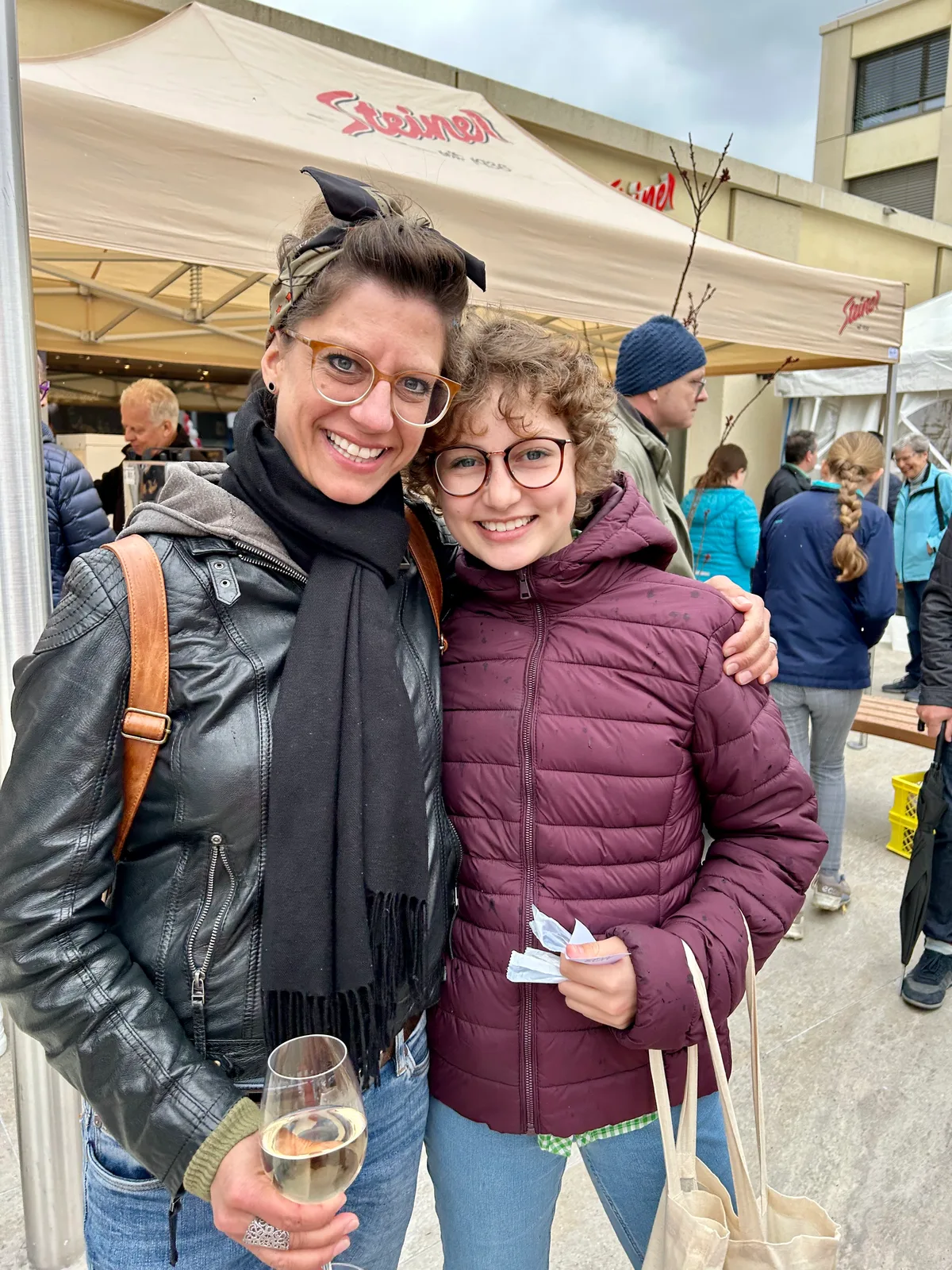 Man sieht Carmen Jena mit ihrer Tochter.